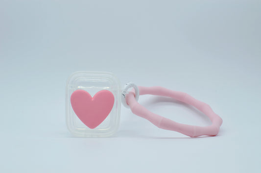 Protector para Airpods transparente con corazón rosa y pulsera de silicón