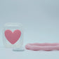 Protector para Airpods transparente con corazón rosa y pulsera de silicón